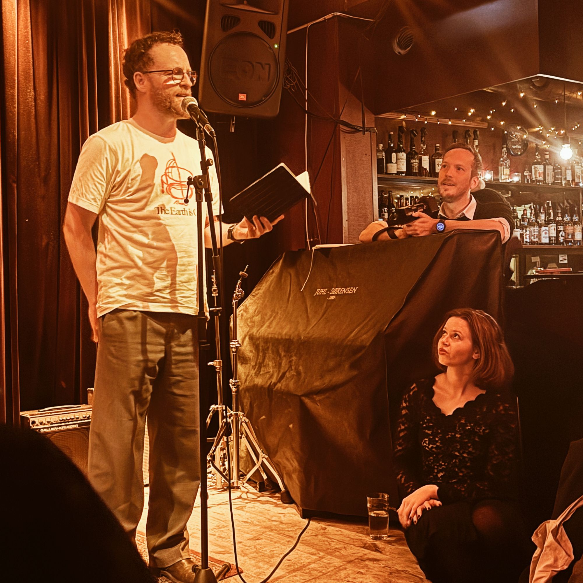 Kvinde kigger beundrende på en poet