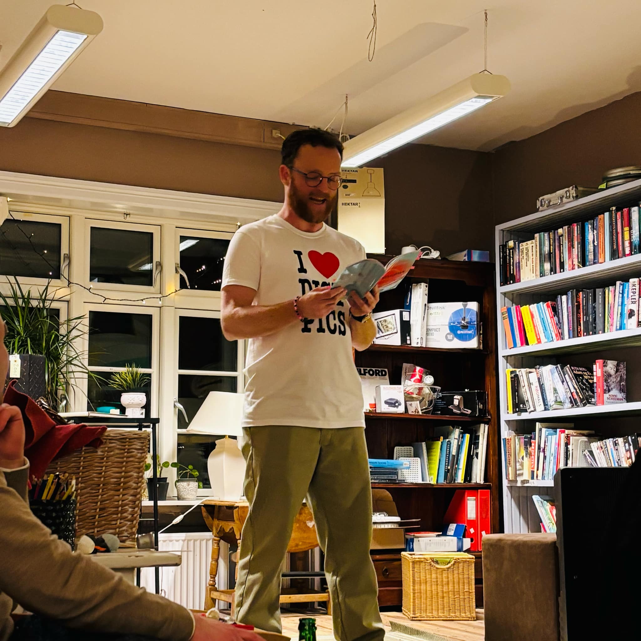 Alex Lindbjerg iført I ❤️DIGTPICS t-shirt til receptionen for #DIKTINOVEMBER