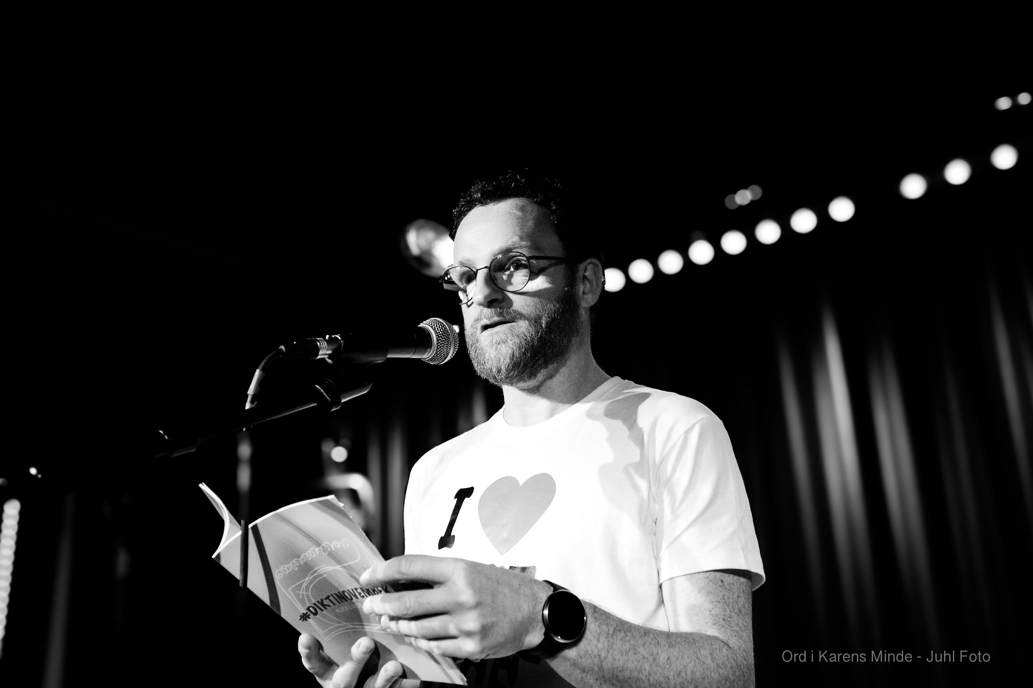 Alex Lindbjerg læser op fra digtsamlingen #DIKTINOVEMBER til Ord i Karens Minde